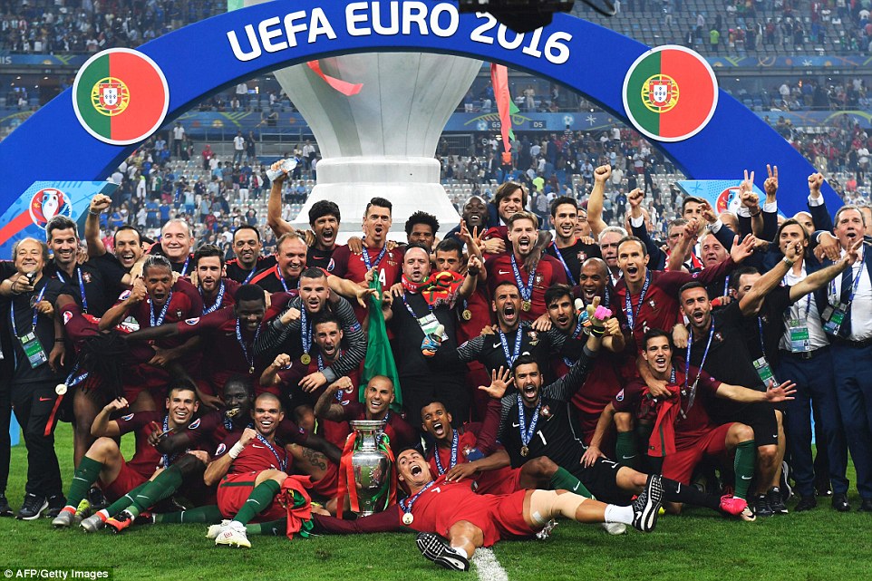 Chào mừng nhà tân vô địch Euro: Đội tuyển Bồ Đào Nha của Cristiano Ronaldo và đồng đội.